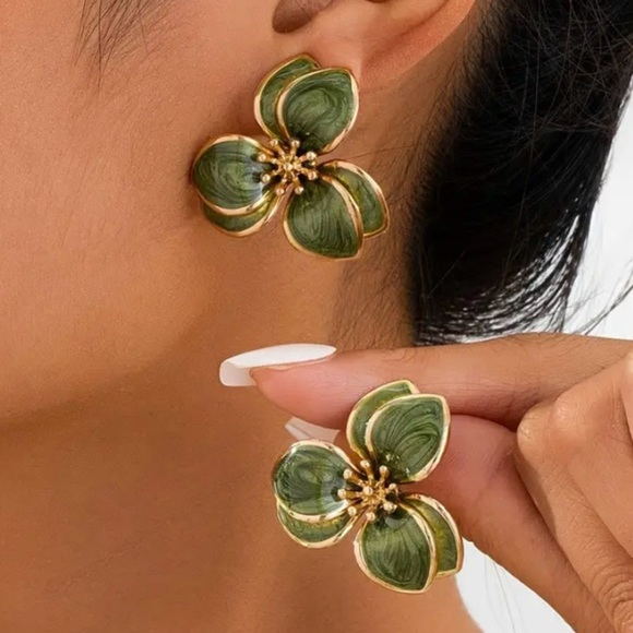 ✨Anthropologie Adela Green Floral Earrings - Picture 3 of 7